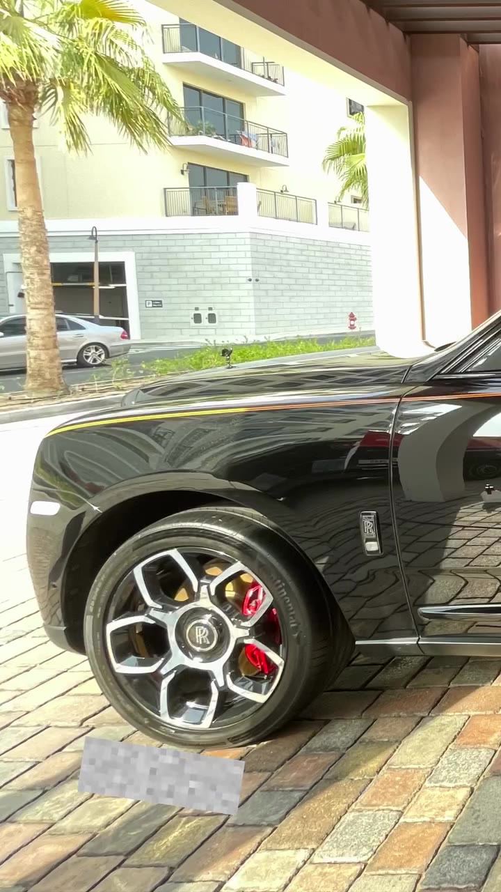 Rolls-Royce wheel and front side after mobile exterior care